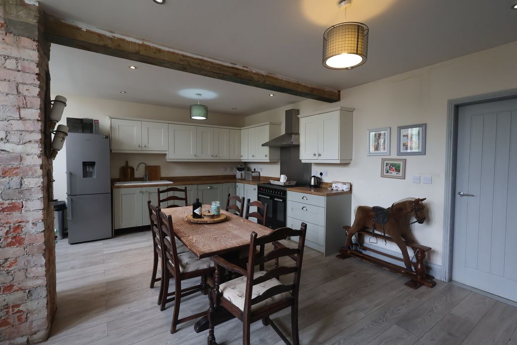 Kitchen-Diner in Annexe- click for photo gallery